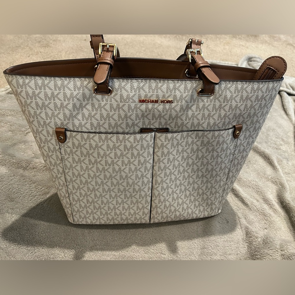 MK Jet Set Tote Vanilla w/acorn trim ✨👜